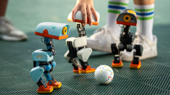 据开发者 Hugging Face 与 Pollen Robotics 介绍，Microduck 机器人出厂预装了大量预设动作。